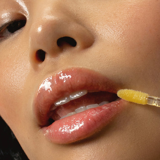 Honey for Chapped Lips: The Benefits + How to Use It